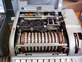 Судя по фоткам, наша "Фиалка", сделанная еще в 50х годах, вертела их на роторе по всем параметрам.