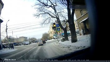 На перекресток она заезжала уже на желтый.