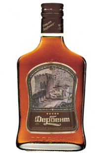 А почему про коньяк ни слова?

Дербентский коньячный комбинат образован в 1956 году, однако точка отсчета в летописи компании отодвинута на столетие назад. Датой его основания принято считать 1861 год, когда в Дербенте был официально зарегистрирован первый паровой винзавод, а владельцы виноградников получили налоговые льготы на выкурку спиртов. Уже в 1881 году в городе выкуривалось 12 тысяч ведер виноградного спирта. Коньячное производство неуклонно росло до 1914 года, но начало Первой мировой войны, введение сухого закона, революционные волнения привели к практическому уничтожению отрасли. Лишь к 1925 году был возобновлен выпуск коньяков и вин. В послевоенные годы на основе мощностей старого винзавода и сырьевой базы нескольких виноградарских хозяйств возник комбинат, который запущен в эксплуатацию в 1956 году, а годом позднее утверждена рецептура первого фирменного коньяка «Дербент».

Сегодня это мощное предприятие полного цикла, выпускающее 15 марок коньяка, бренди, водку, граппу, столовые, десертные и ликерные вина, кальвадос. Для обеспечения потребностей в сырье комбинатом осуществлена закладка виноградников на площади 350 гектаров и планируется увеличить этот показатель до 1000 гектаров. В сезон ДКК перерабатывает 60 тыс. тонн винограда, что позволяет получить 4,5 млн дал виноматериалов.