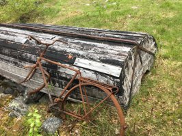 Колёса видно не только у нас снимают.
Весь комизм ситуации в том, что фото фото сделано на одном из горных озёр глубоко на севере Швеции ( 70 км. не доезжая полярного круга). На втором фото "каменная река" - завораживающее зрелище.