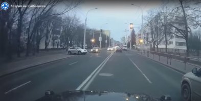 1. проскакивал таксист на желтый.
2. автомобиль, выезжающий с прилегающей территории ( со двора ) должен уступить дорогу всем транспортным средствам, движущимся по дороге ( не зависимо от того, какие маневры они исполняют ).