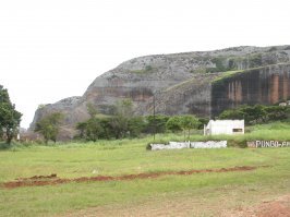 Ангола, Punga Andongo,  просто скопление монолитов в одном месте. Расположено это замечательное возле ГЭС ,,Капанда". Если уж кому посчастливится там побывать, рекомендую, знаковое обиталище каменных монстров.