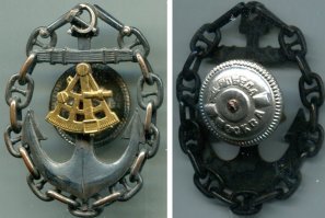 Знак "Капитан дальнего плавания СССР" например.