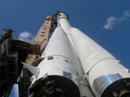 Немного напоминает ракету "Восток"...