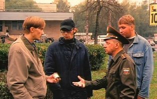 "...Всю дорогу прапор у нас клянчил деньги.
  Мужики, у вас деньжат нэма? Я говорю, деньжат нэма? Командиру треба сувенир купить.
  Нэма, мужик, деньжат.
  Не дам. У меня только для еды.
  Генералу треба сувенир купить. Циркуль для схем." © к/ф ДМБ.