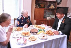 казачий полковник же это, даже фейк не могут запилить нормально) чортовы пэтэушники! и ах да, для +-два три года, ему должно быть 100 лет.