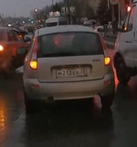 Номер на нижнем фото замазали, теперь никто не узнает