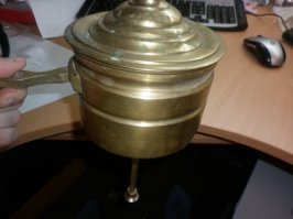 дома, во дворе, до сих пор висит старый латунный рукомойник...
с обязанностями справляется, но.....давненько его я не чистил....
дед чистил кирпичной пылью, я - самой мелкой наждачкой-"нулевкой"....
последний шик - полирнуть зубным порошком......
тогда он блестит, аки зеркало...... на все лето блеска хватает...
.
раньше по дворам много такого добра водилось...
всё повытаскали металлоломщики....