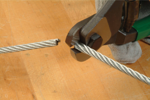 Боюсь представить как бы они опускали лифт, если бы он между этажами застрял))))