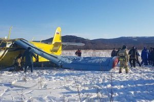все понятно... у самолета крыло спустило