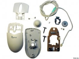 Да... помнится раз в три-четыре месяца был ритуал разборки мышки и чистка шарика и валиков и выгребанием грязи из внутренностей мышки. Шарик имел особенность собирать весь мусор с коврика и затаскивать его внутрь мышки. Обычно ладонью касаешься коврика и там образует слой жира который намазывается на шарик и к нему начинал прилипать мелкий мусор...

Можно было конечно раз в неделю протирать спиртом шарик и ватной палочкой ролики без разбора мышки... но обычно это все ленились делать...