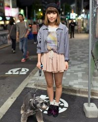 "обязательно проводят осуждающим взглядом девушку с глубоким декольте. Причём по какой-то причине, этот запрет не распространяется на коротенькие юбки."