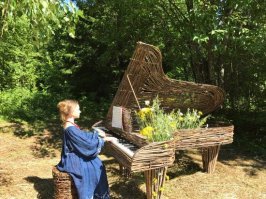 А ут еще и рояль показывается из кустов. Однако, не может быть, однако - было!