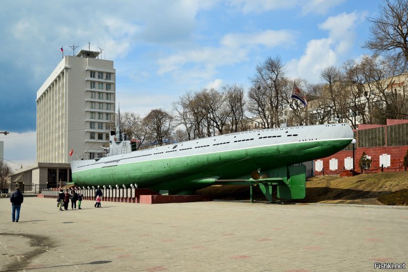 А как вам это ?
Владивосток . Красный вымпел и С-56 ! 
Фото мои ...
