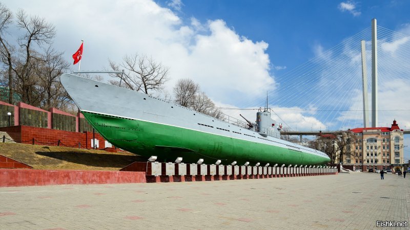 А как вам это ?
Владивосток . Красный вымпел и С-56 ! 
Фото мои ...