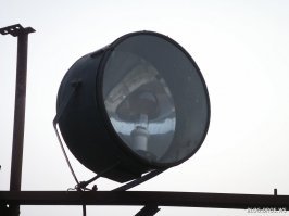 Вы вообще видели лампу накаливания на 200Вт?)))) Это вообще никуда не влезет кроме прожектора советского образца)))) вот такого)))