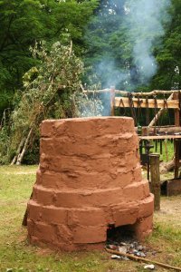 очень интересно, как древние люди выплавляли медь из руды, как добывали олово....
самородного металла было исключительно мало, поэтому и интересно.....
как выглядели первые сталелитейные домницы - я видел, материала достаточно много, а вот как восстанавливали медь из сульфатов и сульфидов - так и не нашел нормальной информации....
как-то все "прозрачно" обходят этот вопрос....
на фото - самая первая "домница" - сыродутная печь для выплавки железа
.
все очень привыкли, никто и не задумывается - как это делали в каменном веке ?
.