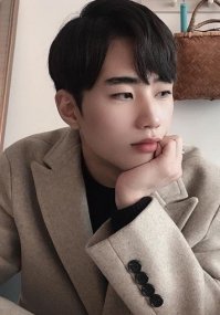 Вспоминая концепцию мышиного рая, где на поздних стадиях самцы были заняты, в основном, содержанием шерстки в порядке, а самки становились агрессивными и не желали  заводить потомство, становится немного не по себе. 
 Вот нынешний стиль парней. И хрен ты с ним со стилем, он проходит, но то, что они всеми силами стараются ухаживать за кожей и все больше полируют рожи декоративной косметикой - уже явный признак тех мышей, что были задействованы в эксперименте. Что же касается женщин, то все больше их заняты борьбой против патриархата, все больше увлекаются "Сампо" - аналогом западного чайлдфри, и все меньше за собой следят. В общем, полная аналогия надвигающегося мышиного апокалипсиса- эксперимент закончился полным вымиранием мышей. На фото первые двое - это парни, вторые двое - дамы.