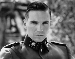 Рэйф Файнс в "Список Шиндлера".