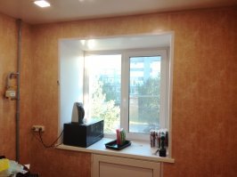 Мне нравится моя кухня. Когда делал ремонт в кухне, мой дядька предложил снести стену с маленькой комнатой, тем самым расширить кухню. Я отказался. Но так делают многие у нас в хрущёвках.