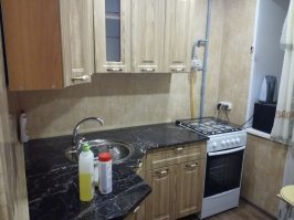 Мне нравится моя кухня. Когда делал ремонт в кухне, мой дядька предложил снести стену с маленькой комнатой, тем самым расширить кухню. Я отказался. Но так делают многие у нас в хрущёвках.