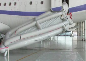 Если порыться в интернете, Вы найдете много кадров с неправильно сработавшим аварийным трапом на разных типах самолетов. Но никому не придет в голову говорить, что эти самолеты кал.
Тут некий человек публикует видео, говорит, что этот самолет опасен, называет себя авиаэкспером  эксп и бывшим конструктором SSJ, что является враньем. Журналисты тут не причем. Это "эксперт" приварил. А журналисты честно опубликовали его слова. Нет никой информации, когда сделано видео и для чего надували трап. Видео точно сделано не вчера. Судя по бортовому номеру, этот самолет был сделан в 2014 году и за два для до публикации видео прилетел в Москву из Германи.
Ситуация, показанная на видео - классическая - неправильная регулировка трапа, когда клапан открывается при не полностью открытой двери. От типа самолета это не зависит.

Если хотите понять, что это за эксперт, можете почитать вот этот его труд: