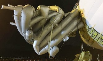 Если порыться в интернете, Вы найдете много кадров с неправильно сработавшим аварийным трапом на разных типах самолетов. Но никому не придет в голову говорить, что эти самолеты кал.
Тут некий человек публикует видео, говорит, что этот самолет опасен, называет себя авиаэкспером  эксп и бывшим конструктором SSJ, что является враньем. Журналисты тут не причем. Это "эксперт" приварил. А журналисты честно опубликовали его слова. Нет никой информации, когда сделано видео и для чего надували трап. Видео точно сделано не вчера. Судя по бортовому номеру, этот самолет был сделан в 2014 году и за два для до публикации видео прилетел в Москву из Германи.
Ситуация, показанная на видео - классическая - неправильная регулировка трапа, когда клапан открывается при не полностью открытой двери. От типа самолета это не зависит.

Если хотите понять, что это за эксперт, можете почитать вот этот его труд: