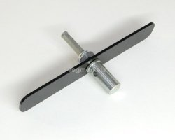 Дело не в конструкторе, а в пользователе. Со всеми адаптерами для ледорубов под "шурик" идет в комплекте или ручка или планка которая не позволит в такой ситуации потерять бур. Дурачок рыбак при сборке просто ее не установил.