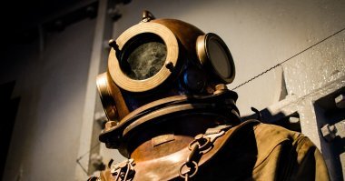 На улицах Уханя заметили вооруженный патруль в медицинских халатах