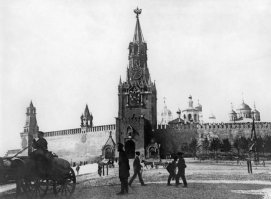 Немного добавлю,- первые фото как выгладила кремлёвская стена до постройки мавзолея.