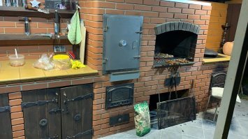 Минута хвастовства))) 4 года назад тоже заморочился на летнюю кухню. Казан, мангал, коптилка. Больше всего готовлю в казане. Сожалею что сделал коптилку, лучше б печку для выпечки , что б и хлеб испечь или пиццу. А так вкусней еды чем с казана нет. Из любимых уже год делаю постоянно говядина в помидорах, рецепт очень старый. Если кому интересно есть видео рецепта.