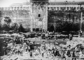 Вот не пойму что там за икона была , которая оказалась за мавзолеем.