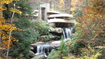 Как архитектор, добавлю свои 5 копеек.. знаменитый шедевр - дом над водопадом, Величайшего Фрэнка Ллойда Райта, неоднократно перепродавался((.. Из-за шума падающей воды владельцы очень плохо спали))))