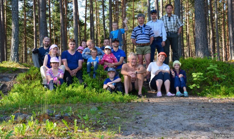 На лодках по Ладожскому озеру, среди шхер, 2016 год. Офигительный заплыв. На 12 взрослых 7 детей, вообще без проблем, сами играли, нам помогали, только радость от них была. Какое счастье, что не знали и знать не хотим всех этих дурацких правил. Спасибо за эту работу нашему инструктору Олегу !!!