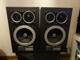 45 let nazad ya priobrel vot takoy kosmicheskii korabl.Vmeste s nim prishli i vot takie 4 kolonki.Stoilo eto togda kak novaya tachka.No sluzhil on mne 40 let veroy i pravdoy . Radoval on mne i glaz i ushi.poslednih 20 let ne viklyu4al ego vobwe. Po no4am svetil kak mayak v komnate .No vremya ne wedit nikogo...