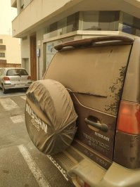Буря ,бурей но Концерт карнавальный вчера в Санта Крузе  прошёл. Сегодня уже небо чистое ,да и вчера гуляли без масок. Вот с самолётами беда была. Московский рейс на Тенерифе вчера прилетел,но так и не смог сесть -улетел обратно.Сегодня авиа движение уже восстанавливается. На севере острова было много пожаров и муниципальные власти были вынуждены обесточить уличные линии электропередач. Но народ не унывал. Социальные сети были полны комиксов про калиму и связанный с ними калапс. 
Да явление не очень приятное, но это не часто и 360 солнечных дней в году всё компенсируют.