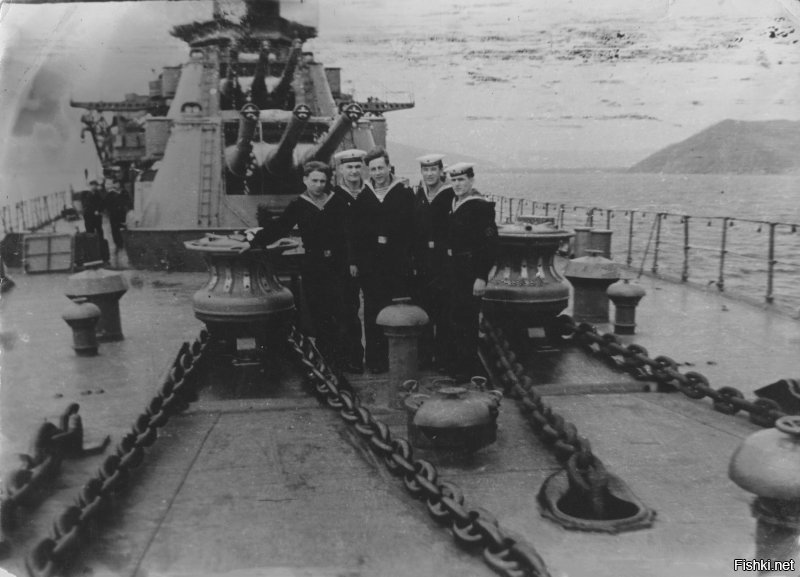 У меня отец  в ВМФ 4 года отслужил (56-60). На ТОФе служил на МПК-416 (первое фото), крейсер "Петропавловск"(второе фото), когда он в тайфун попал, на подводной лодке недолго.
Всю жизнь потом море любил и вспоминал...