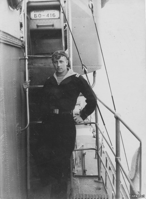 У меня отец  в ВМФ 4 года отслужил (56-60). На ТОФе служил на МПК-416 (первое фото), крейсер "Петропавловск"(второе фото), когда он в тайфун попал, на подводной лодке недолго.
Всю жизнь потом море любил и вспоминал...