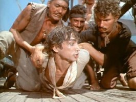 В Гомеле в супермаркете парень нырнул в аквариум с живой рыбой