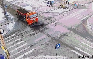 Уборщик то виноват! У седана главная!