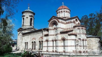 Хотелось бы исправить фразу или дополнить(кому как нравится): <<А православная церковь Святого Иоанна Предтечи VI века в Керчи, сегодня считается древнейшим православным храмом в России...>>                                                                                                                         В отношении даты постройки церкви у специалистов, до сих пор, нет единого мнения. Единственное что все отмечают, что храм древний. Датой постройки считаются:  VIII-XI века. А вот остатки сооружения VI века были использованы, как основание для нового храма.