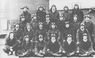 Скажем так - не каждый камикадзе был летчиком, но каждый летчик был потенциальным камикадзе.. Потому очень часто и обычные летчики повязывали Хатимаки. не обязательно на неё было солнце, мог быть девиз типа Семь смертей за императора. По сути это готовность пожертвовать собой за Императора. На штурмовку Перл-Харбора они тоже летали в повязках. Потому что шанс вернуться был скажем так не очень.
А оп поводу шарфа бред. такие шарфы носили многие. начиная с первой мировой. Это для защиты шеи от натирания когда вертишь головой. Вот снимок с авианосца перед вылетом ан П-Х
и кстати да - на всех фото камикадзе с парашютами) тут опять же надо смотреть год. Массово применение Ветра пошло с 44.