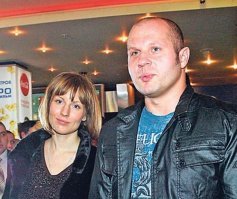 "Жена у него очень высокая, она постоянно что-то говорила, достаточно грубо, и иногда била ногой Федора,..."

А он точно Фёдора Емельяненко видел?