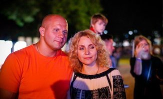 "Жена у него очень высокая, она постоянно что-то говорила, достаточно грубо, и иногда била ногой Федора,..."

А он точно Фёдора Емельяненко видел?