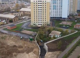 У нас (Киев, Позняки - окраина, спальный район) тоже хитрый жучара есть. Когда узнал о плане застройки прописал в свою халупу 20+ родственников, в надежде , что застройщик даст чемодан денег. Максимальное предложение было - 3 трехкомнатные квартиры , а по тем временам это около миллиона долларов. Не согласился и требовал больше. В итоге был послан и сейчас живет в шестиметровой яме, так как местность болотистая и под многоэтажки намывали грунт. Жадность она такая...