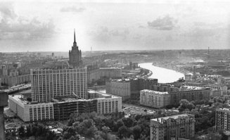 12.
Строительство Белого дома. Автор Наум Грановский, 1970-е.
Позанудствую... Строительство здания Верховного Совета РСФСР.
