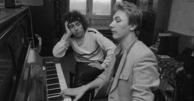 Леонтьев думает: -"Ёперный театр, шёл бы ты, сука, работать..."