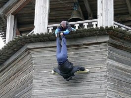 Хер бы она его так удержала.