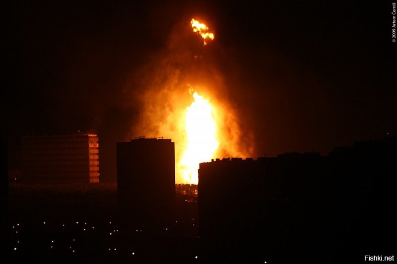 Москва, ночь на 10 мая 2009 года. Фото почти с моего балкона. Первые 30 минут выбросы пламени были сотни метров.