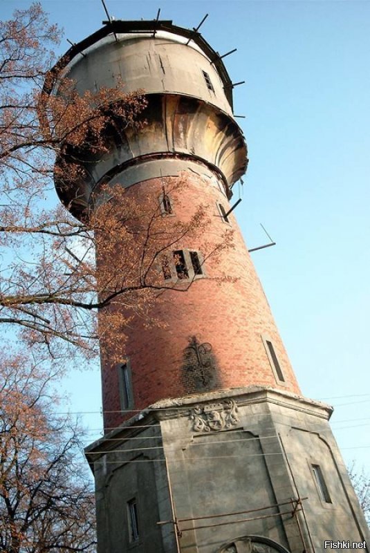 А у нас то... Смотрю на эту красоту в посте и прямо сердце кровью обливается. Первое фото: умирающее здание бывшего Торгового дома Штернфельда. Даже название прекрасно. "дом звёздного неба". Но таковым оно было очень давно. Позже в советские времена там был санаторий военного ведомства. Мой дед отдыхал там. А сейчас вот...(фото 2, 3, 4) Наверное ждут полного разрушения, дабы сляпать на главной улице очередного уродливого монстра, коих много понавтыкали в наш красивый уютный городок.
 Есть ещё историческое здание. Бывший отель "Восточная Пруссия". Довоенных фото не нашла. но даже сейчас печальные остатки хранят красоту здания более столетней давности. Однако похоже это не на долго. Очередной "инвестор" выкупил здание и заверил, что реконструирует и сделает гостиницу. Прошло уже почти 10 лет. Но он только разломал крышу, перекрытия всех этажей и полы первого и сё бросил разрушаться. после суда, накрыл крышей и воткнул стеклопакеты не по форме окон, но разрушение уже не остановить. Ах да! ещё два года назад распродал апартаметы(!) доверчивым людям. (фото 5, 6, 7)
 Таких рушащихся зданий у нас по области более чем достаточно. А где их нет? Но печаль, что здания просто уникальны в своей архитектуре и многие в историческом значении. Единственный пример хорошего обновления в нашем городе из практически руин, это бывшая водонапрная башня города. Теперь там музей кошек. "Мурариум". Но идаже рядом с этой красотой впендюрили кошмарный чёрный гроб отеля! Как контраст отлично, но как вид... Фото 8-довоенное, фото9 во времена разрушения, и остальные-нынешний вид. А последнее фото здание, которого уже не существует. Сначала тоже "реконстуировали" и обещали.